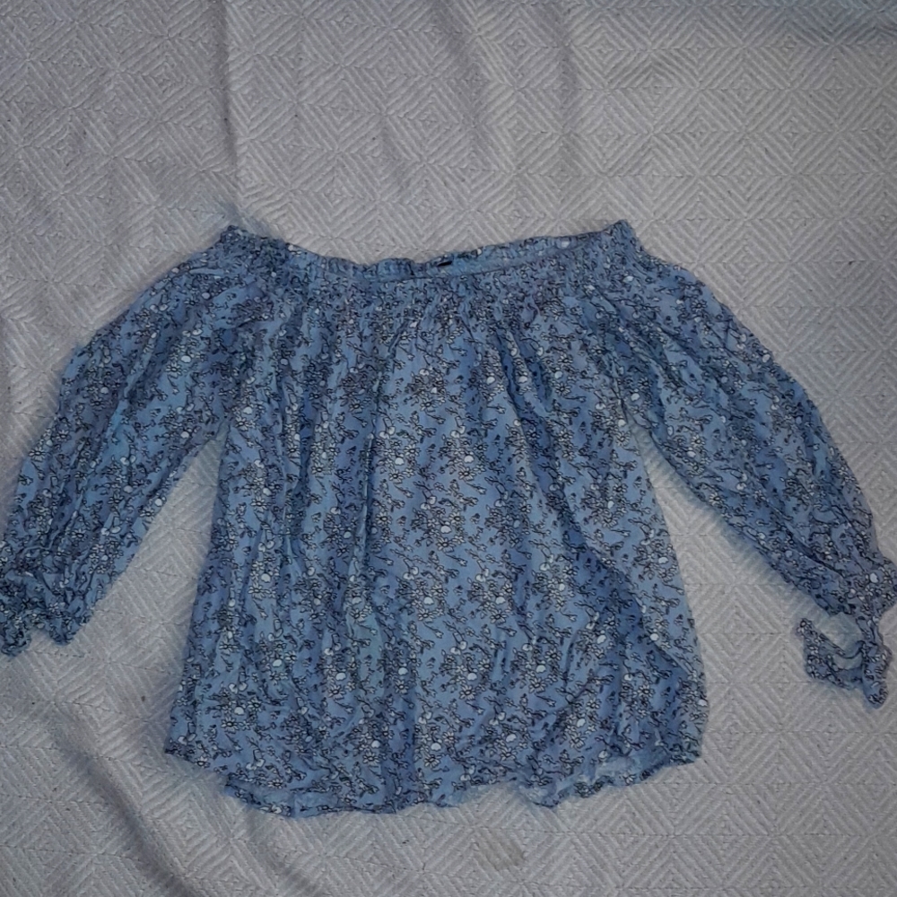 Off-shoulder flowery top spring